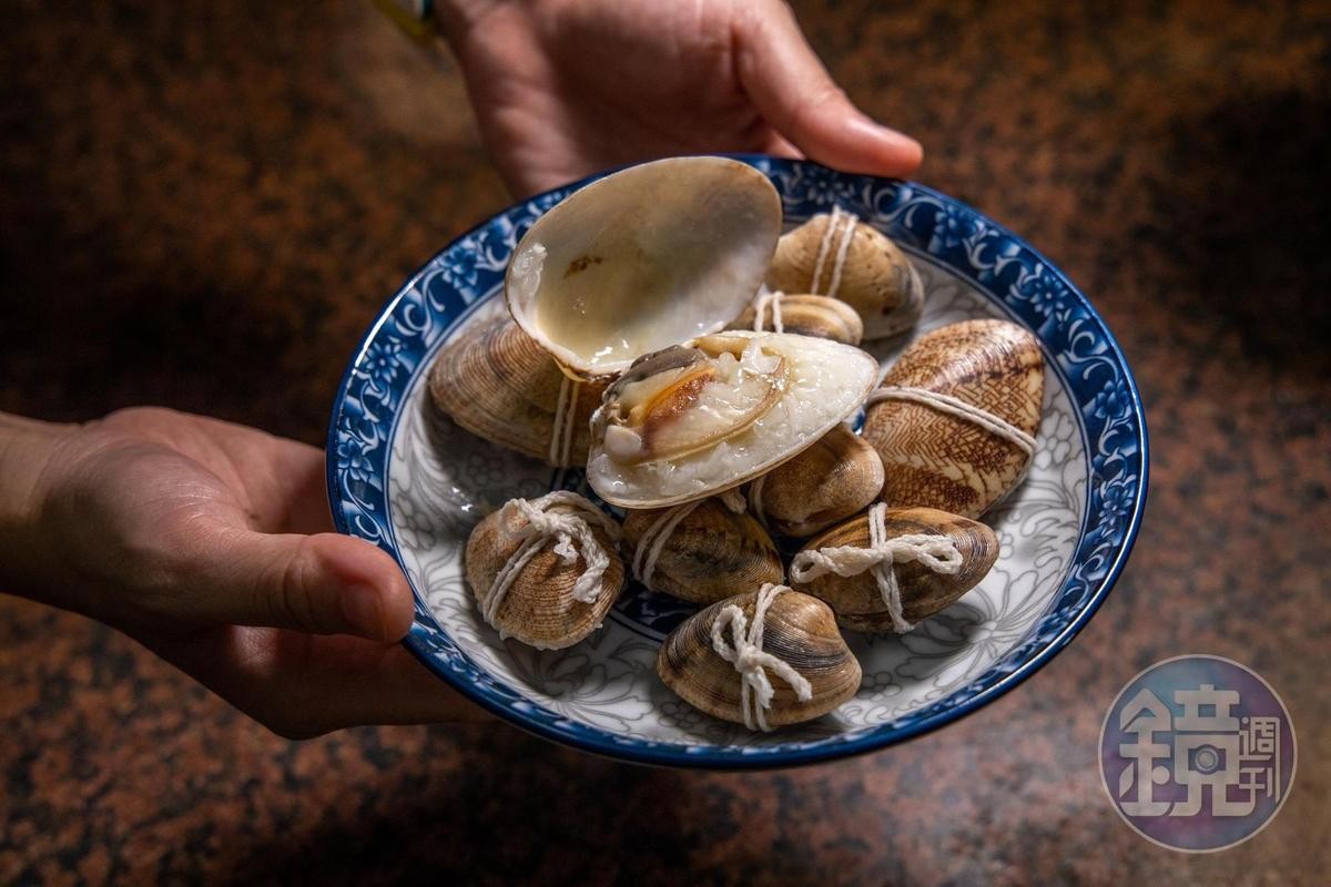 早年澎湖人清明時的食品「大蛤包飯」，如今大蛤數量少，極少有機會可以吃到。