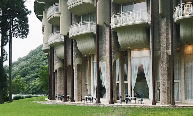 一顆顆花苞般的露台，有如奇幻森林裡的祕密基地：「箱根蘆之湖王子大飯店」建築解析