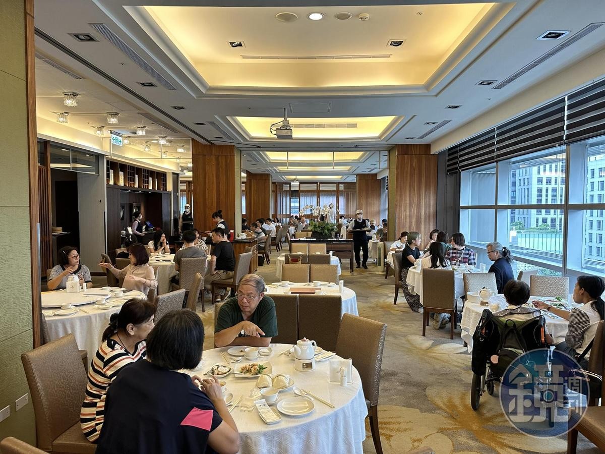「欣葉台菜」信義新天地A9店的用餐環境非常寬敞，座位設計能滿足各種人數的聚餐需求。