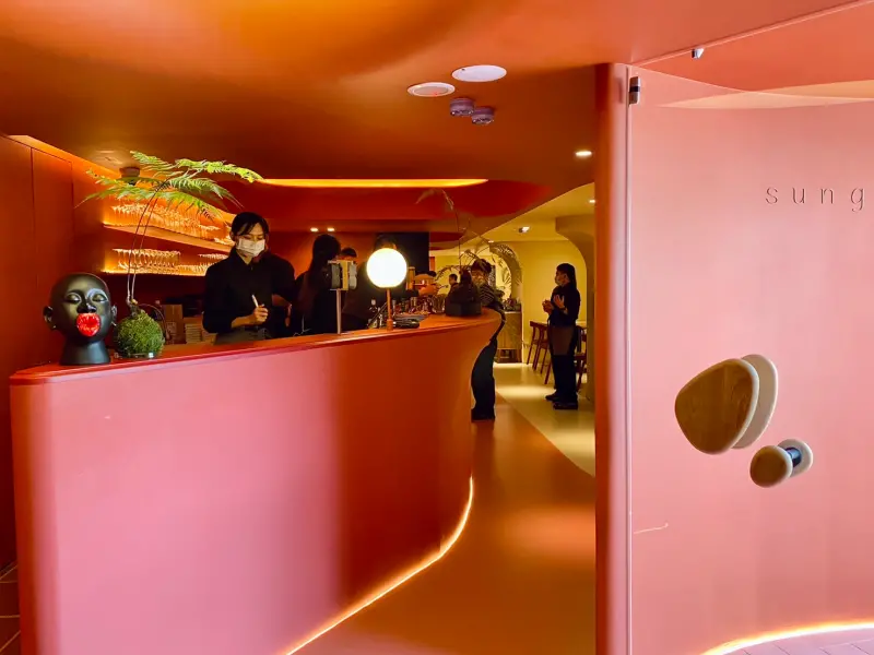 ▲台中人氣「嵩sung」，為台北洞穴餐廳再+1！喜歡漂亮餐廳的民眾，快來朝聖珊瑚橘紅色的超美空間。（圖／記者蕭涵云攝）