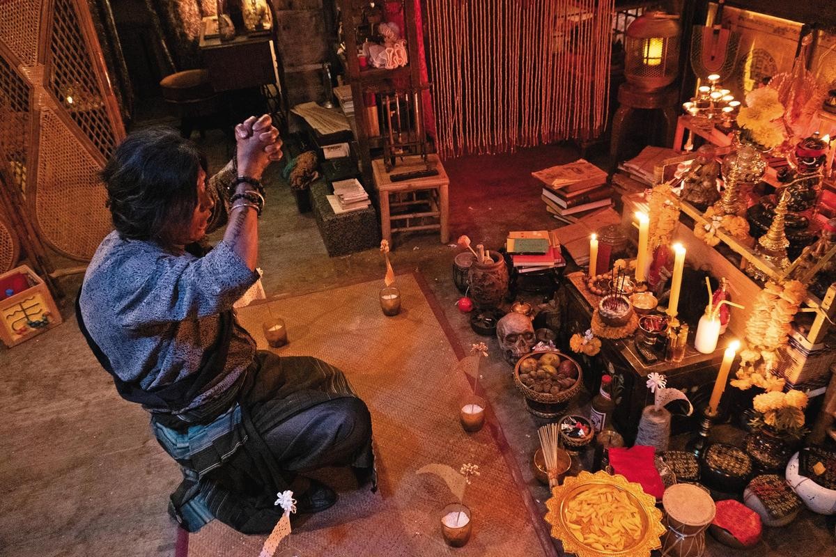 飾演「盲婆」的黃柔閩在美術陳設逼真的泰國「古曼童」祭壇前祭拜。（華影提供）