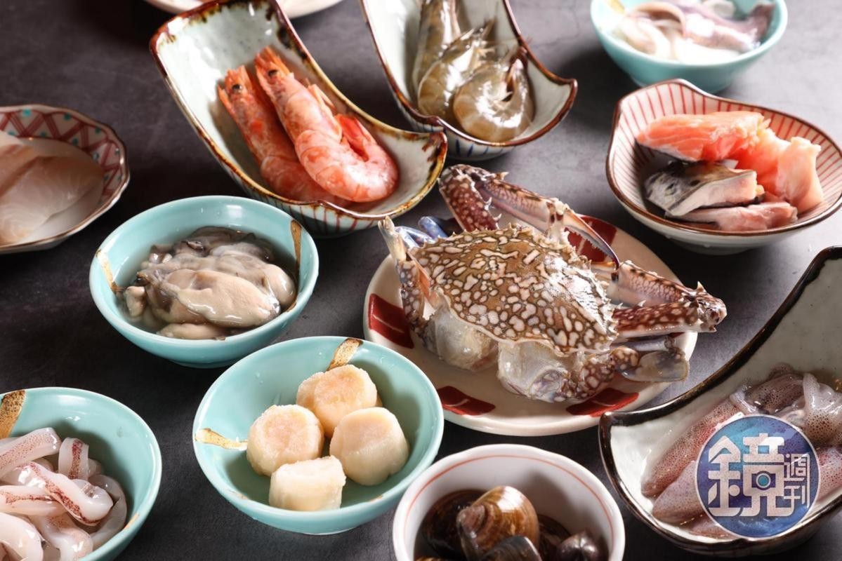 「898元極饗和牛」方案的海鮮食材，包含天使紅蝦、干貝、草蝦、東石鮮蚵，蟹類會依時令推出，目前暫不供應。