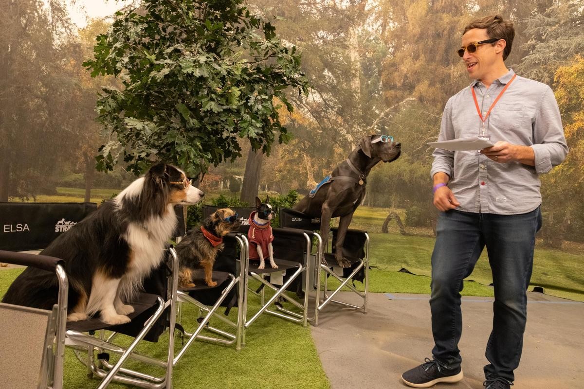 導演喬許格林鮑姆（右）與參與《復仇狗聯盟》演出的狗明星，很抱歉，牠們響應演員工會罷工，不能接受訪問。（UIP提供）