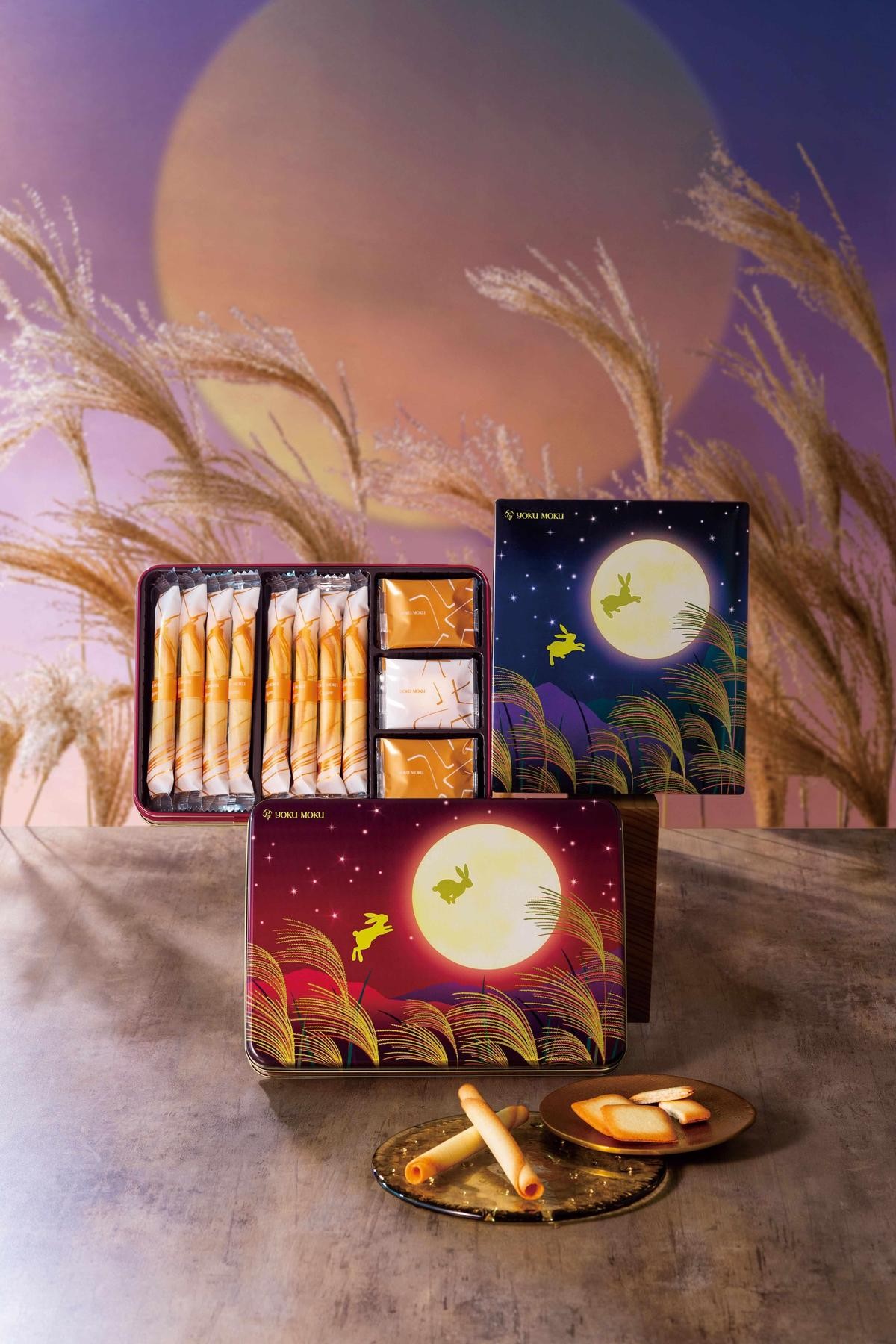YOKU MOKU中秋限定禮盒鐵盒使用七層烤漆打造，細膩描繪出玉兔享受著月光下追逐的喜悅心情，為靜謐的秋夜增添活潑氣息。（YOKU MOKU提供）