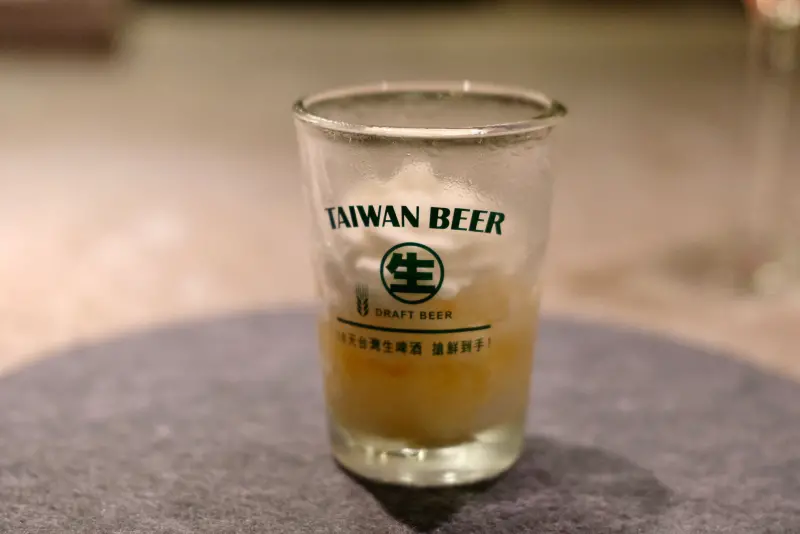 ▲整套餐以啤酒杯裝盛的白啤冰沙開場，一開始就很具台灣味。（圖／記者葉盛耀攝）