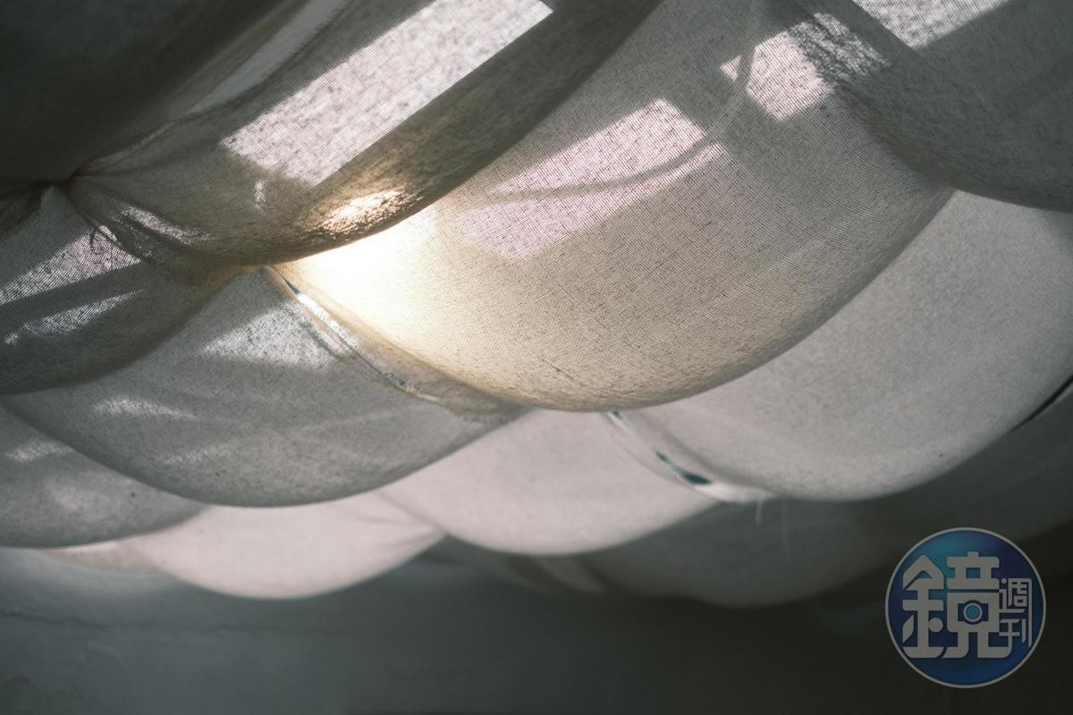 天花板使用麻布與束口帶就能簡單完成透光與柔光效果，效果相當不錯。