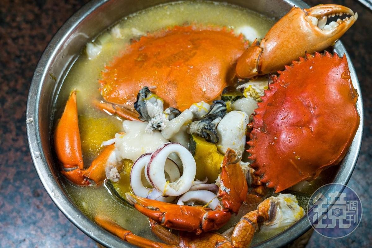 一鍋以蟳為主的麵疙瘩，內料是滿滿的在地海鮮，澎派卻有在地，是澎湖人常吃的晚餐或宵夜。