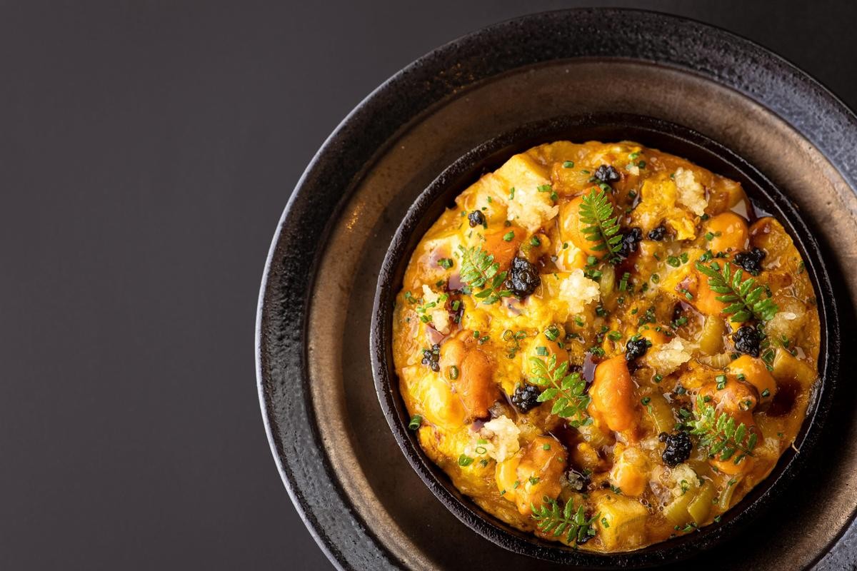 北海道海膽烘蛋將鬆軟的馬鈴薯和雞蛋結合，放上日本根室海膽、法國魚子醬，可以吃到烘蛋的脆香和海鮮的鮮甜。（飛花落院提供）