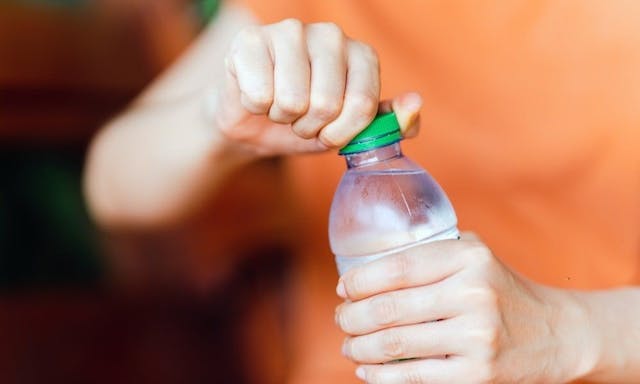 日本飲料大廠：「為確保衛生，請不要將空寶特瓶當作水壺重複使用。」