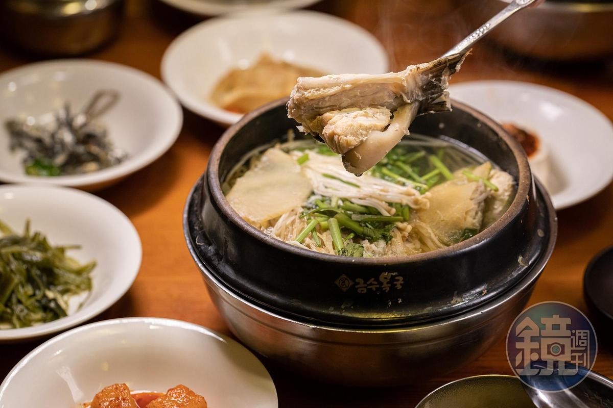 「河豚魚清湯」可以嘗到魚湯最單純的鮮美，而且越吃越甘甜。（24,000韓元／份，含米飯及小菜，約NT$600）