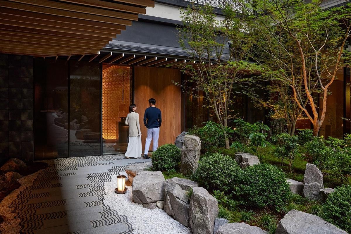 充滿日式禪風的中庭花園，為飯店引入良好的採光與造景。（都喜國際Dusit International提供）