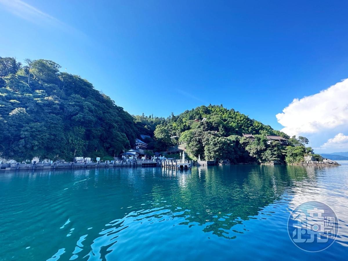 竹生島被當地人稱為諸神之島，島上佛寺與神社共存，信徒慕名而來。