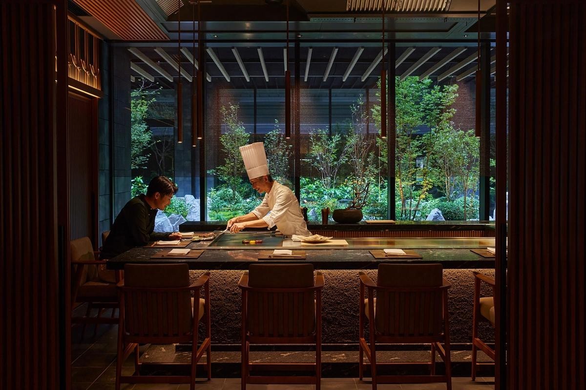 座位不多卻非常適合三五好友一起圍爐聚餐的「紅葉餐廳（Kōyō）」，也是飯店內的人氣餐廳。（都喜國際Dusit International提供）