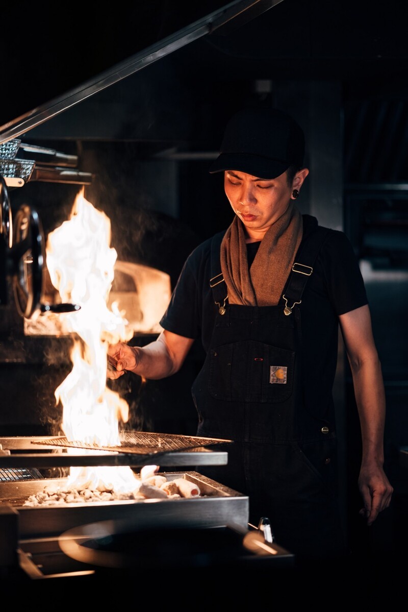 被喻為「最會玩火的男人」新加坡籍主廚蘇濟恒（Nick Sor）。