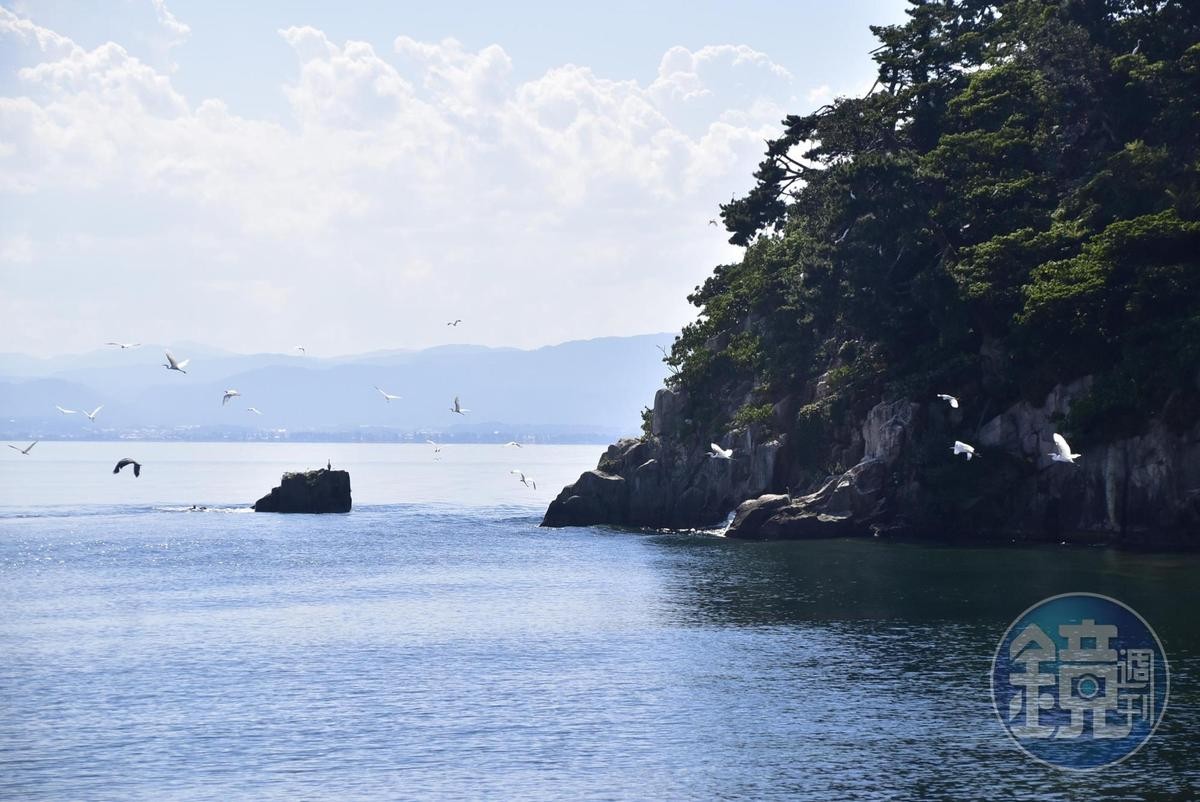 由花崗岩形成的竹生島，因翡翠綠與夕陽美景被入選為琵琶湖八景之一。