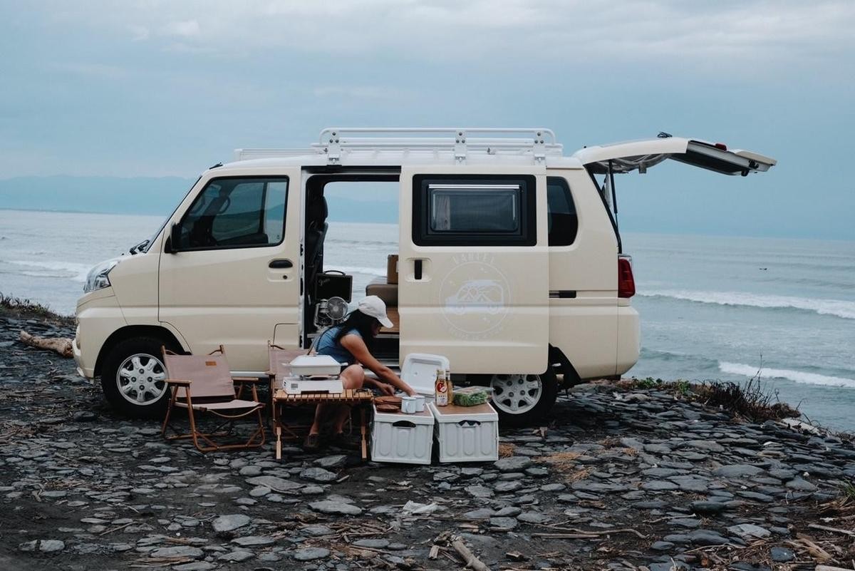 一邊駕露營車一邊野營烤肉過中秋。（雲朗觀光集團提供）