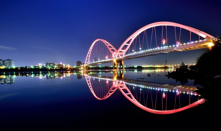 ▲新月橋－點點霓虹照亮拱橋優美的弧形，倒映在河面上的景觀與夜空中的月光相互輝映。　圖：新北市政府觀光旅遊局／提供