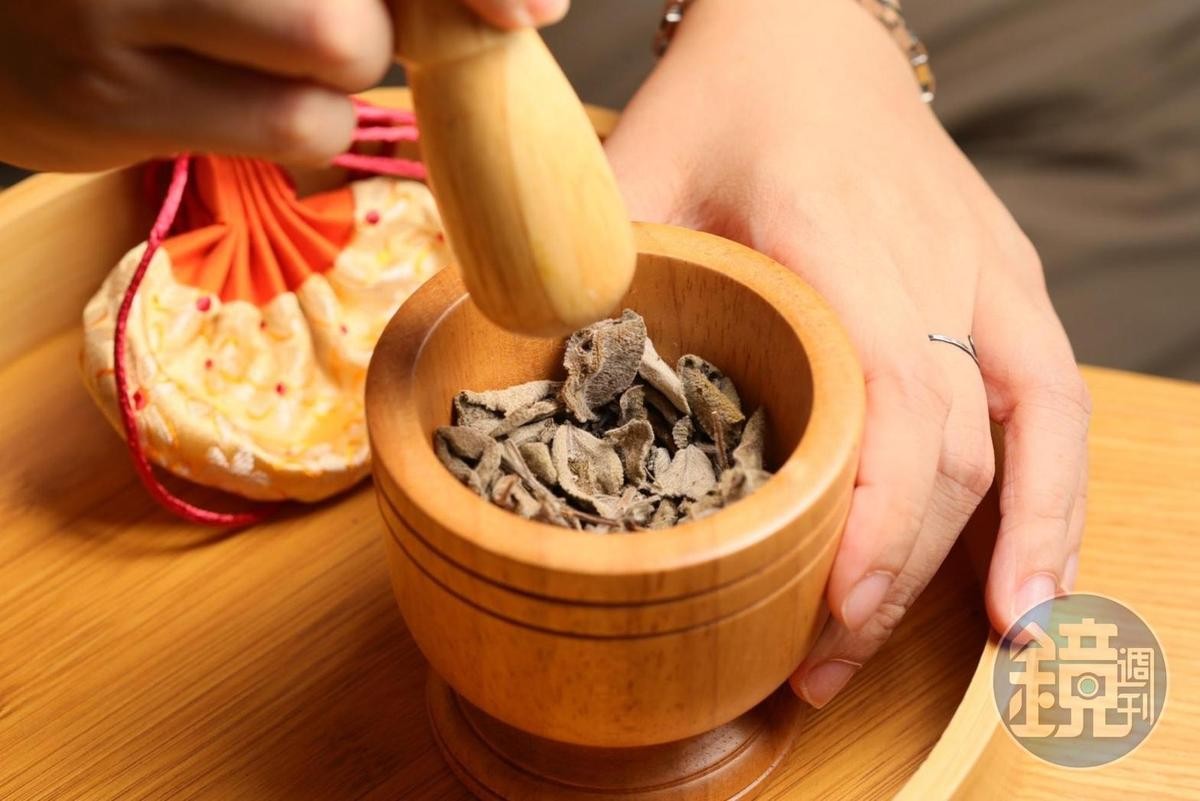 「葉家千金」也與「農遊超市」合作香包體驗，將搗碎的茶葉與香料放入香包。 