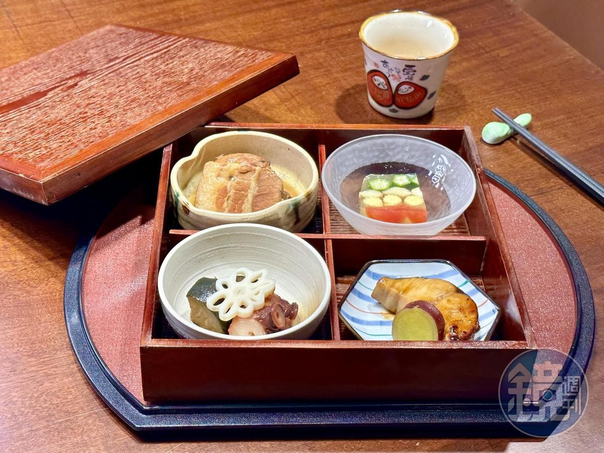 「松花堂便當」會在4個格子裡放進不同類型的精緻料理，是日本人在茶道前享用的餐盒。（1,500元／份，需預訂）