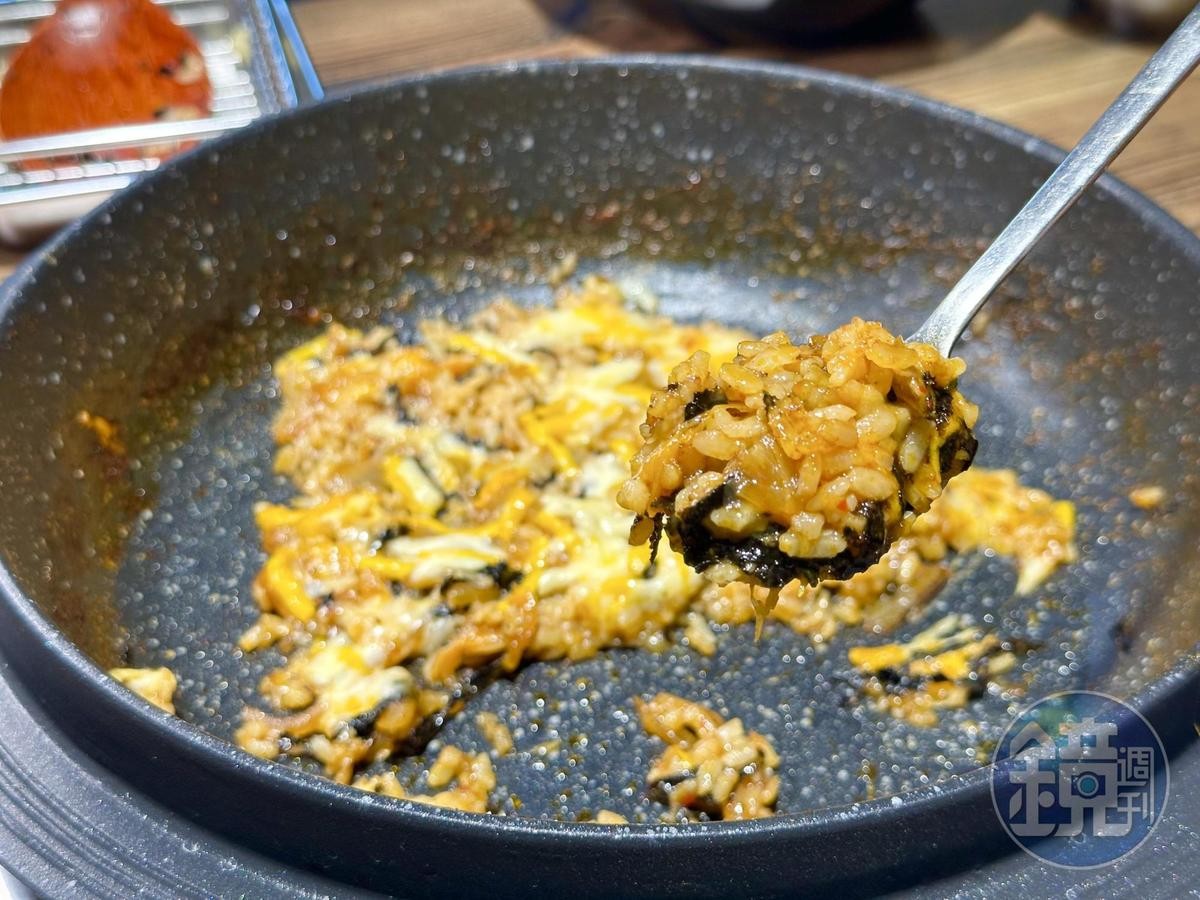學韓國人用湯匙一口一口挖鍋裡的炒飯，感覺更美味。