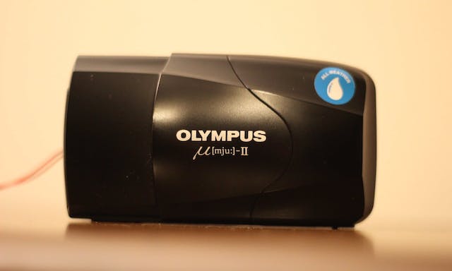 底片機筆記｜就像有個會幫你開閃燈的小精靈藏在裡頭：最聰明的傻瓜相機Olympus MJU ii