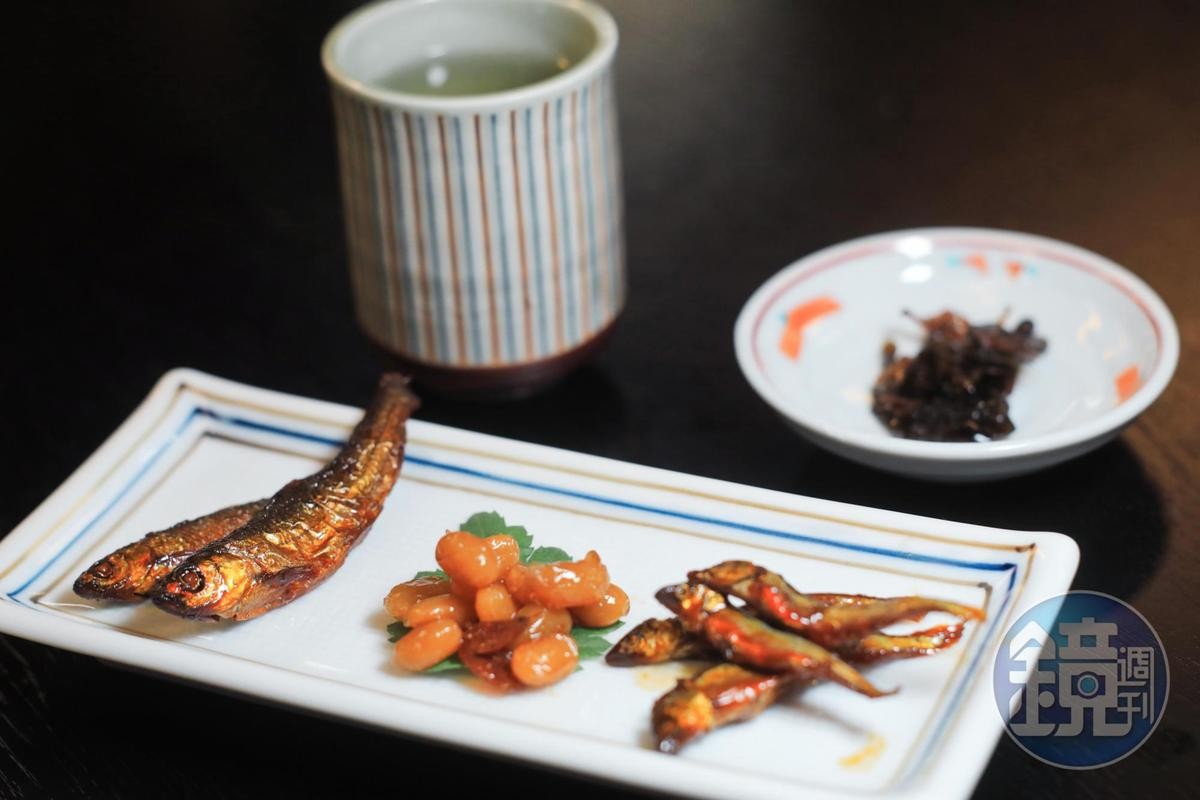 佃煮物全採用琵琶湖原生魚蝦，中間的是滋賀鄉土特色菜「蝦豆」，將大豆與小蝦熬煮成甜口風味。