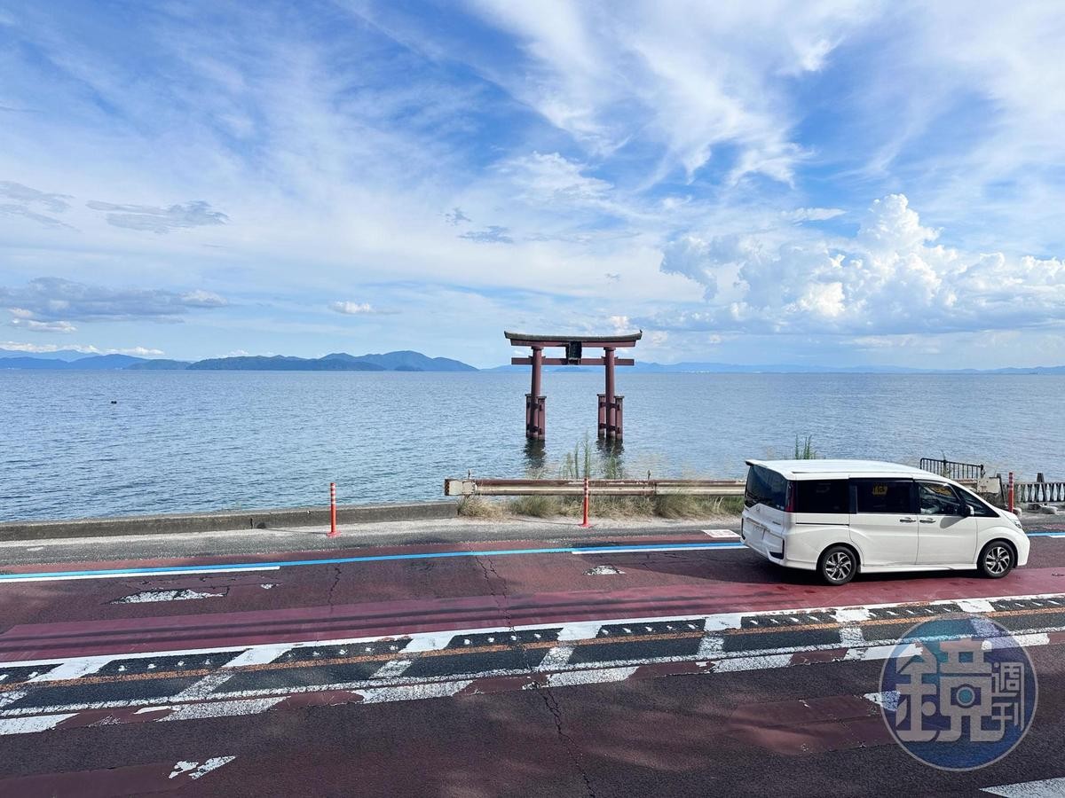 鳥居通常設置在日本神社的最前方，被視為進入神界的結界，白鬚神社的鳥居就在琵琶湖上。