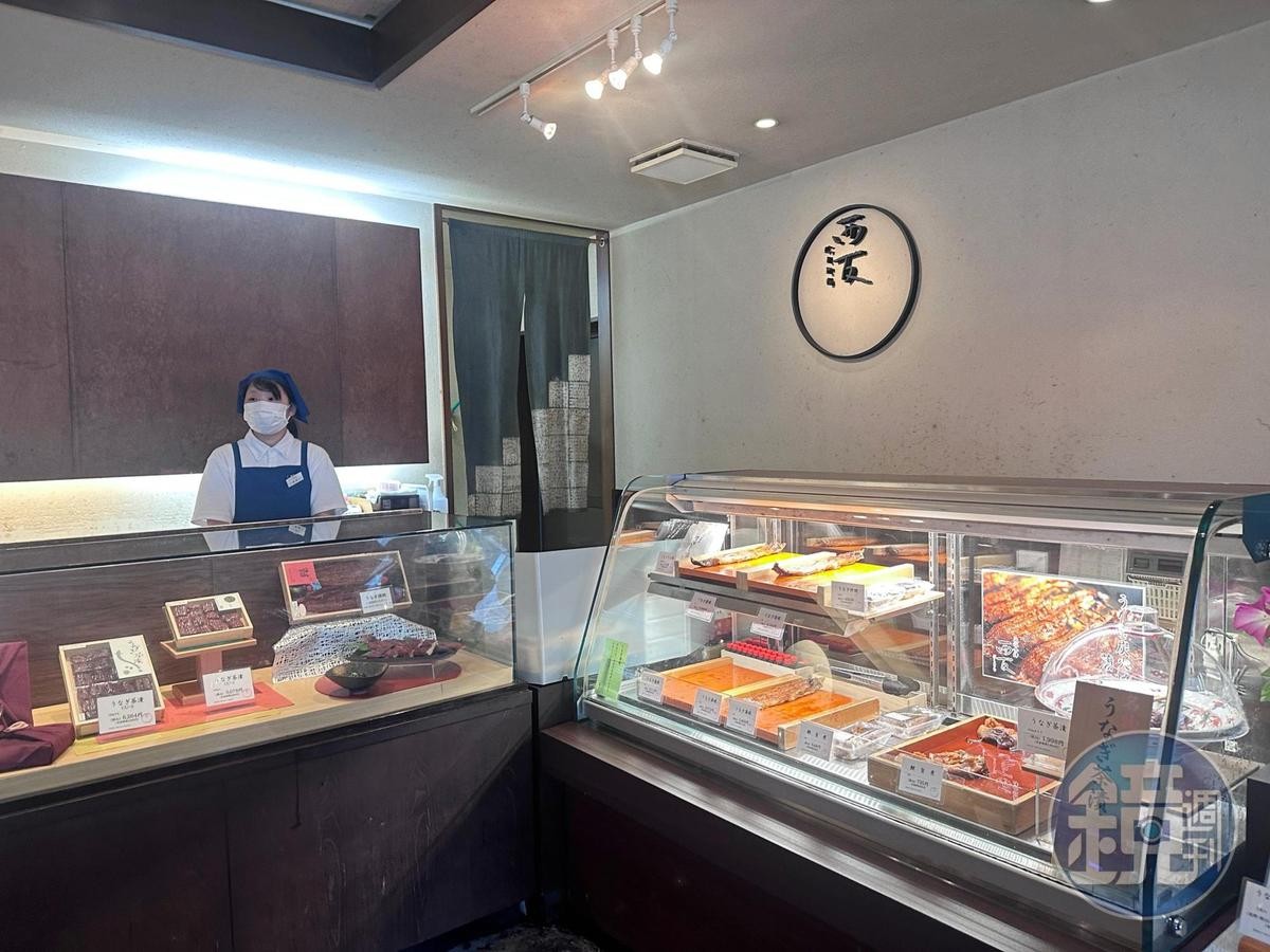 一樓店舖販售蒲燒鰻、鰻魚便當與各式佃煮物，也很適合買伴手禮送人。