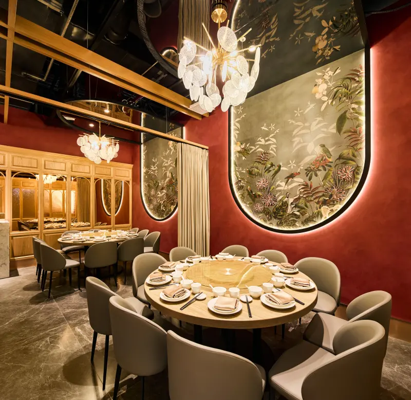 ▲樂天皇朝開出新潮宮廷餐廳，為中式餐飲打造網美等級的空間設計。（圖／樂天皇朝提供）