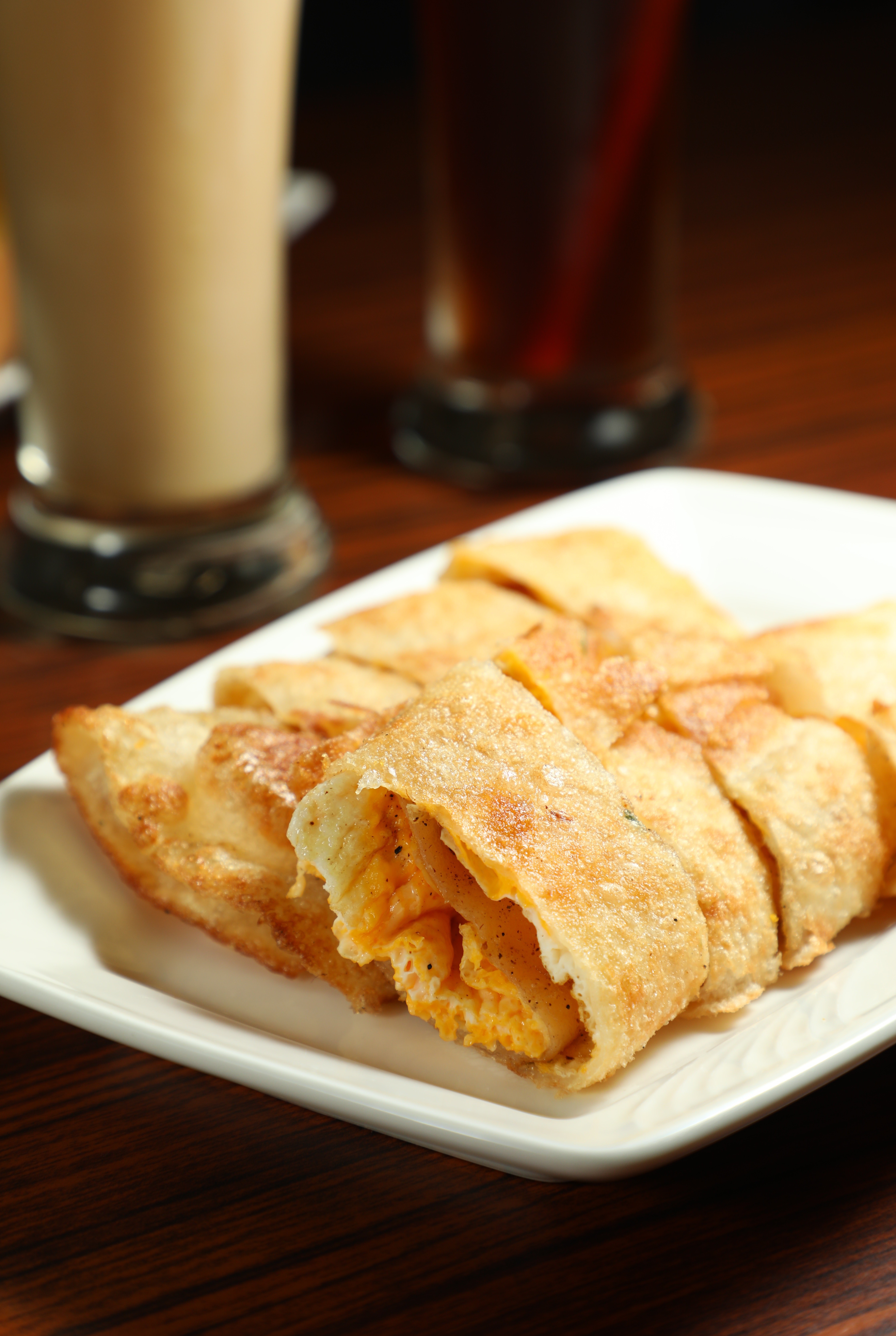 蛋餅的餅皮香脆，可任意選自己喜愛的食材如肉鬆、起司添味。（原味25元／份）