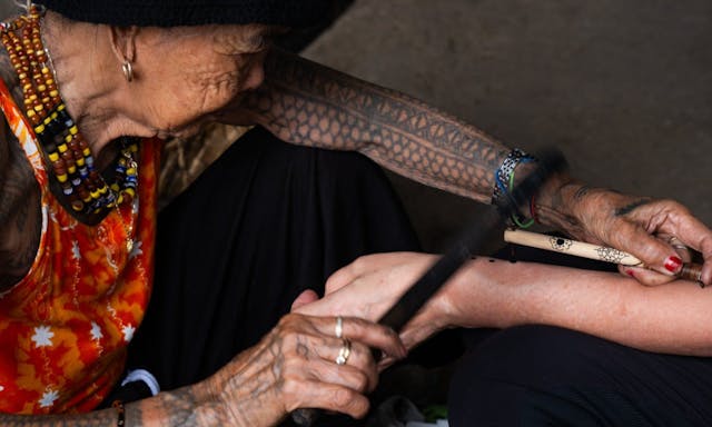 每年吸引成千上萬的「紋身遊客」湧入菲律賓村莊：107歲的紋身藝術家——Whang-Od