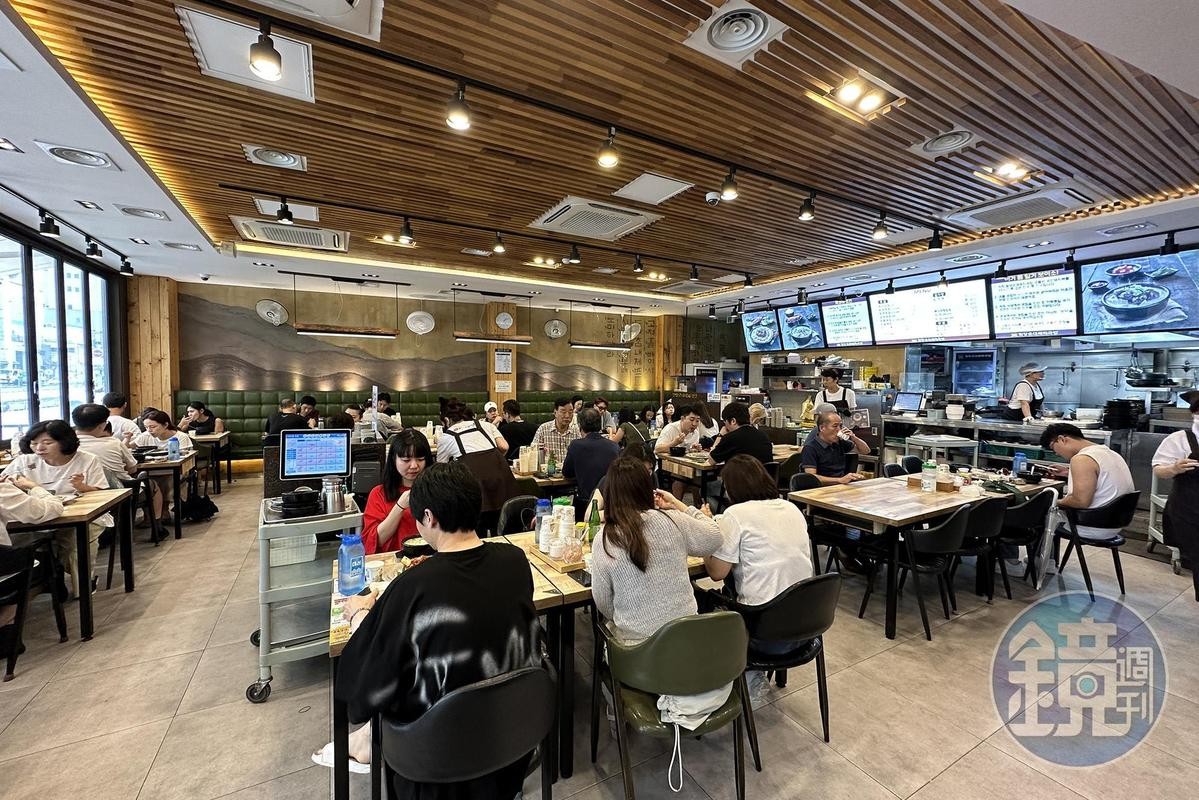 「密陽血腸豬肉湯飯（밀양순대돼지국밥）」是釜山著名的餐飲連鎖店。