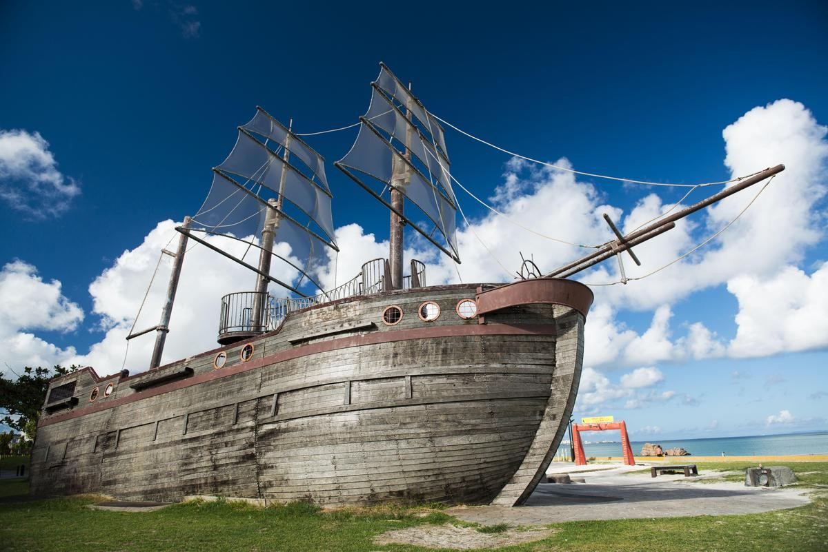 來到安良波海灘，可造訪重現1840年擱淺的英籍木造帆船Indian Oak號。（北谷町建設経済部観光課提供）