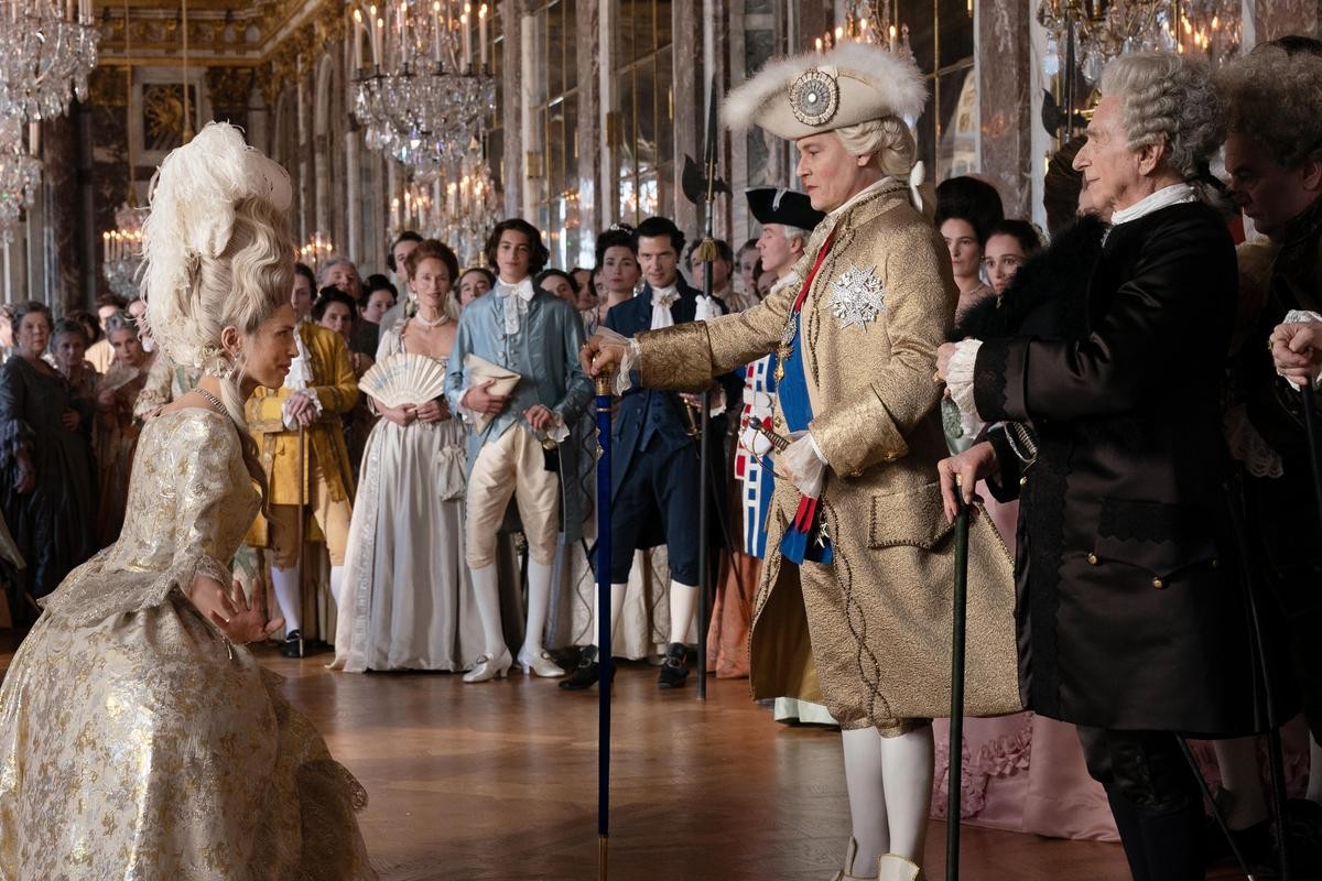 《杜巴利伯爵夫人》重現18世紀凡爾賽宮的富麗堂皇，各種鋪張奢華的細節都盡收眼底。（可樂電影提供）