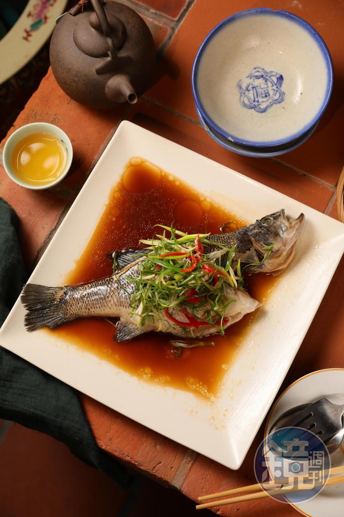 「清蒸鱸魚」來自金瓜寮山泉溪澗，吃起來完全沒有土味。（460元／份）