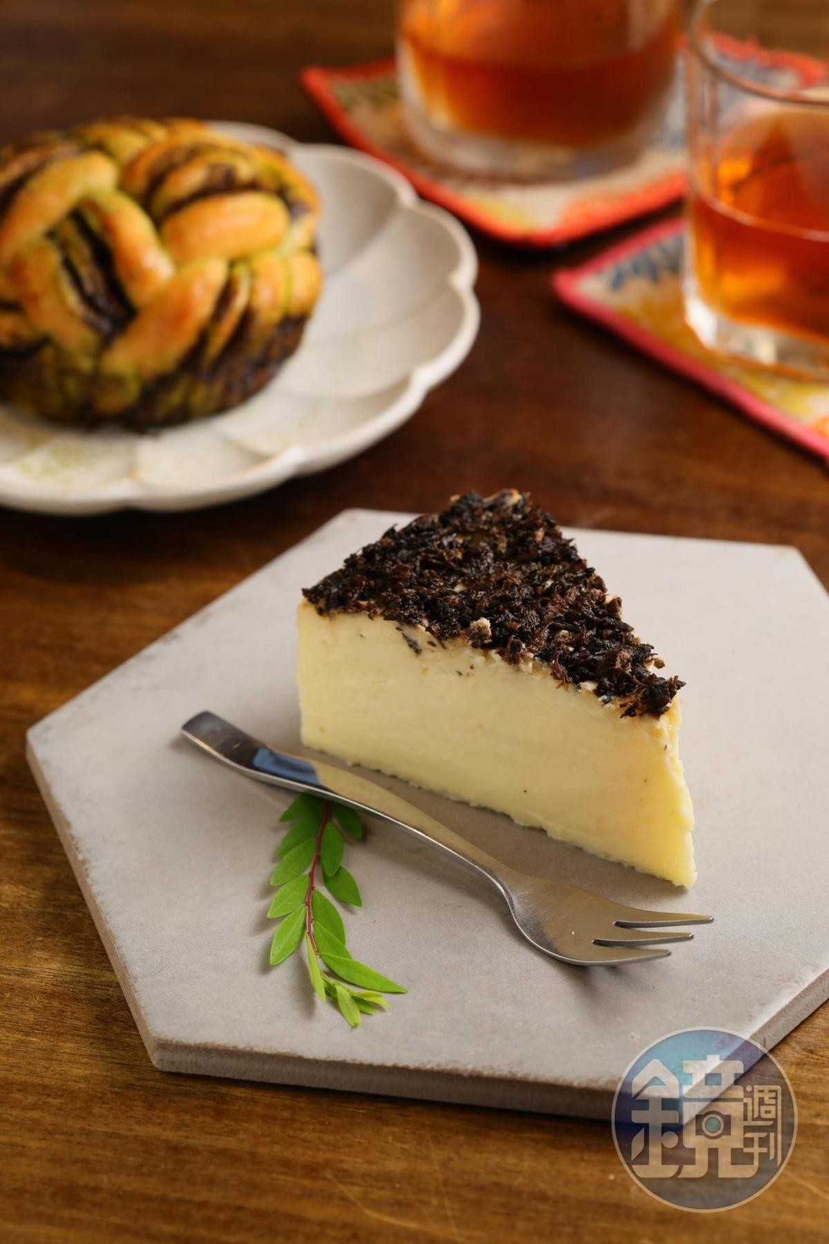 挑戰味蕾的創新口味「梅乾菜重乳酪蛋糕」，鹹甜意外平衡。（150元／塊）