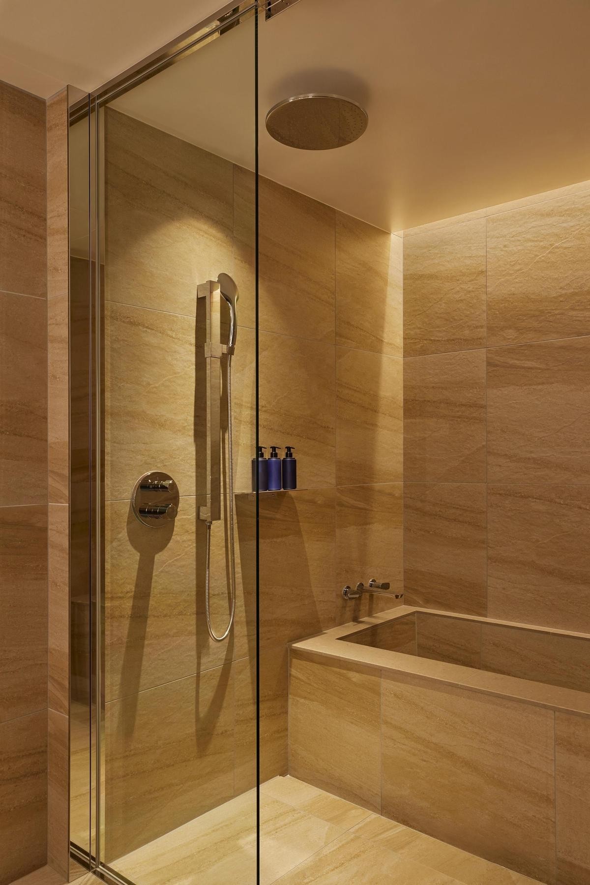 浴室為乾濕分離設計，皆配備浴缸。（都喜國際Dusit International提供）