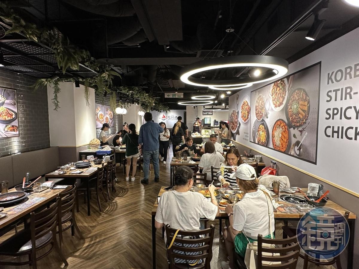 餐廳裝潢很韓系，用餐氛圍頗熱鬧。