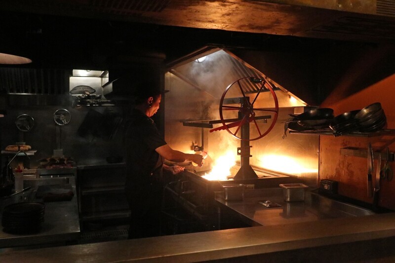 廚房特地引進專用炭烤爐，能夠依照需求調整烤架高度。