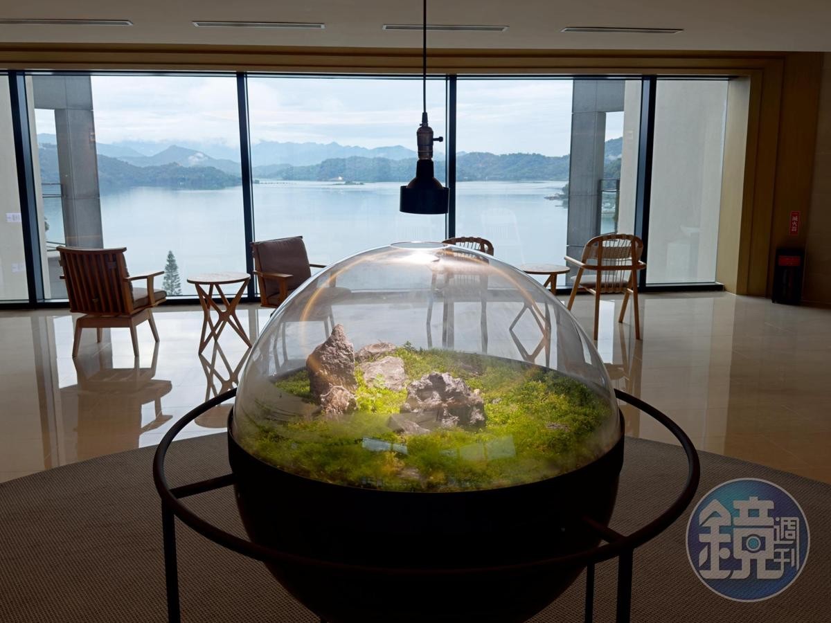雲品溫泉酒店將自然引進飯店內，客房樓層梯廳皆有苔蘚生態球供旅客觀賞。