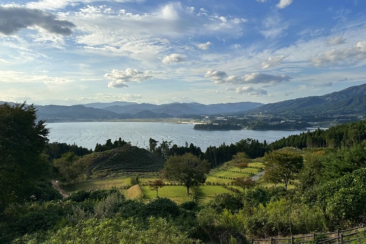 ▲「Snow Peak 陸前高田露營場」坐擁無敵海景，甚至還能眺望牡蠣養殖棚架等，展現日本東北沿岸特色魅力。　圖：日本旅行情報局／來源