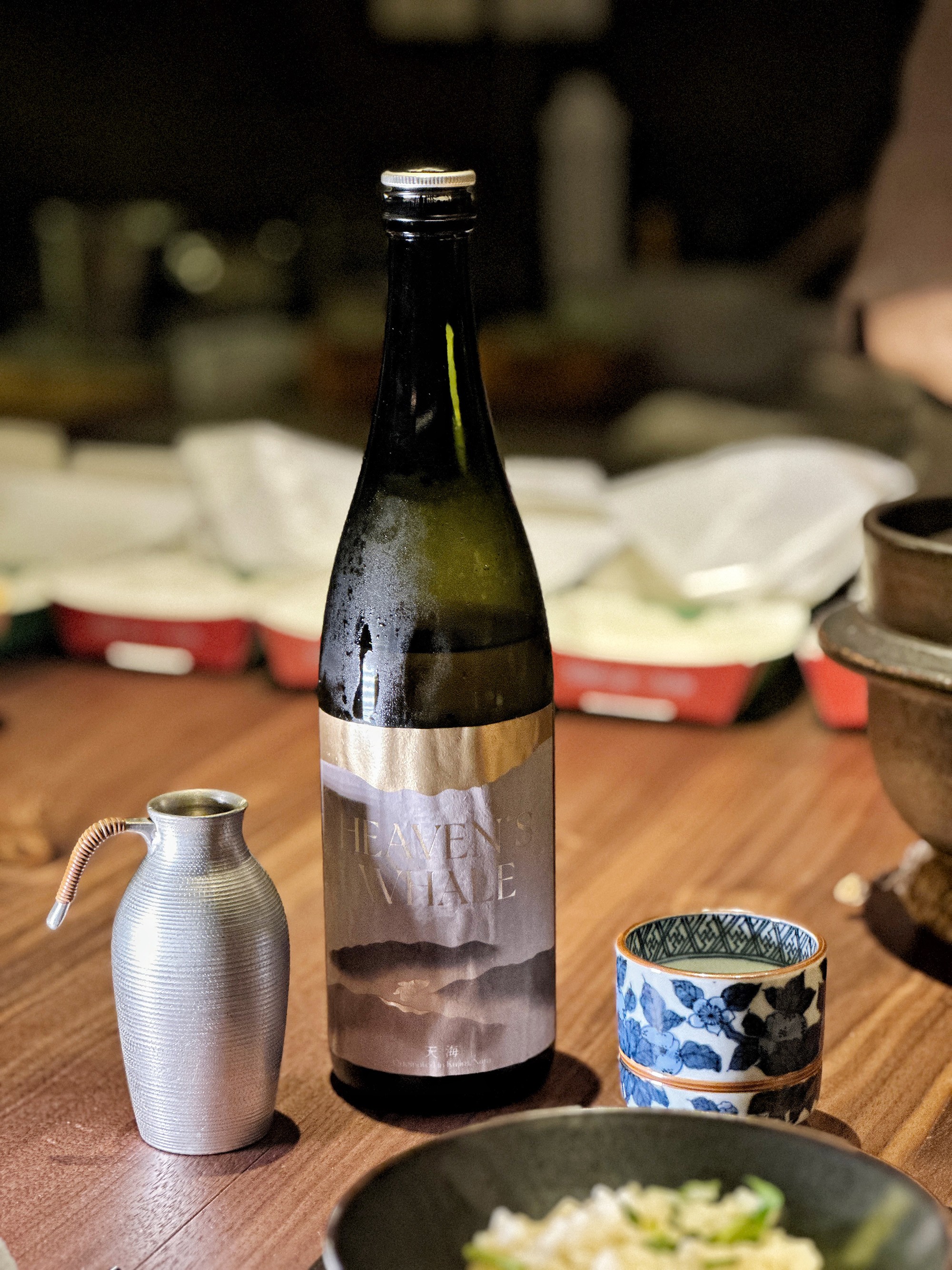 奈良縣千代酒造的「Heaven’s Whale 天地 Amatsuchi」，僅取用釀造部分的「最中取」，喝起來口感較為濃郁，可清楚感受到米本身的鮮甜，卻又帶有十分清爽的香氣與沈穩的氣泡感。（1,500元／人，只能搭配無菜單料理）
