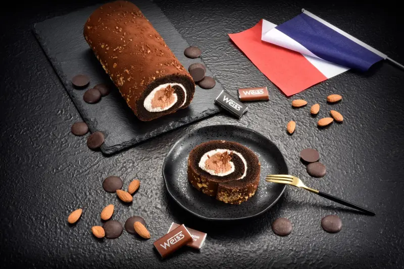 ▲亞尼克「榛果厚巧克力生乳捲」495元，標榜法式甜點作法，號稱能吃到多層次堆疊、有如金莎層層堆疊的濃郁風味。（圖／亞尼克提供）