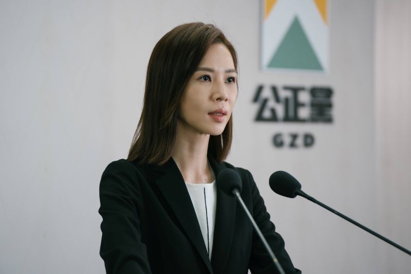 ▲謝盈萱在《人選之人—造浪者》飾演黨部文宣部副主任、發言人。（圖／Netflix）