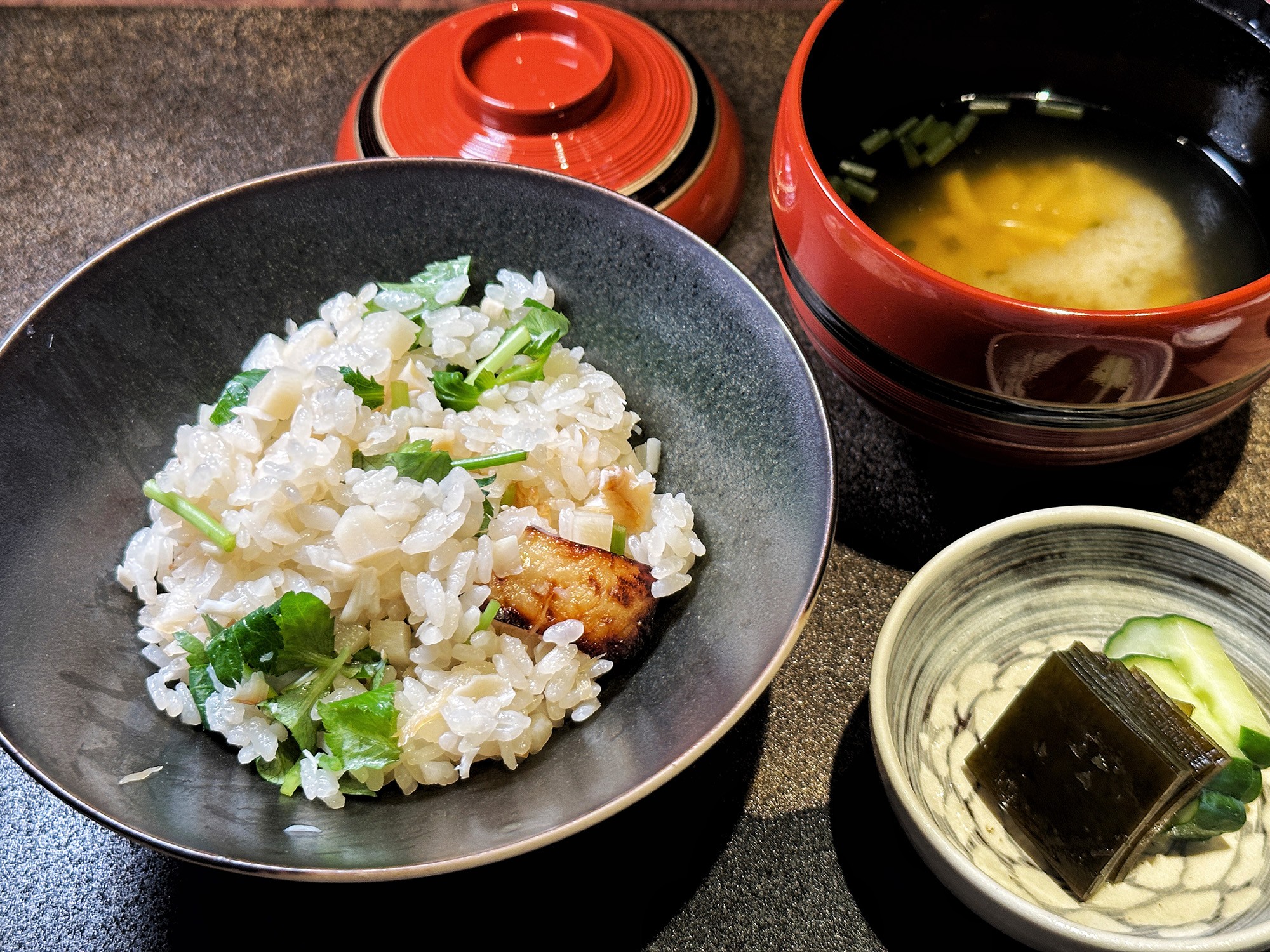主廚特製的炊飯將𩵚魠魚的美味油脂與米飯融合得恰到好處。（3,880元起／人）