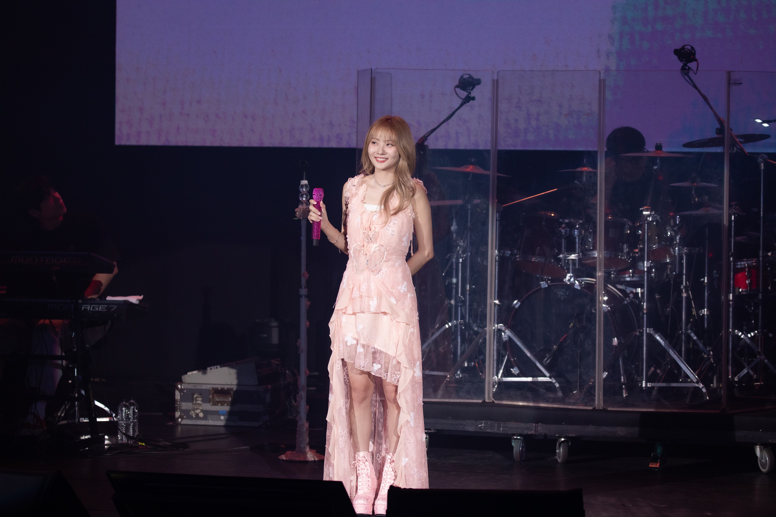 「臉紅的思春期」安智煐相隔5個月再次來台開唱，身穿粉色洋裝登台。（寬魚國際提供）