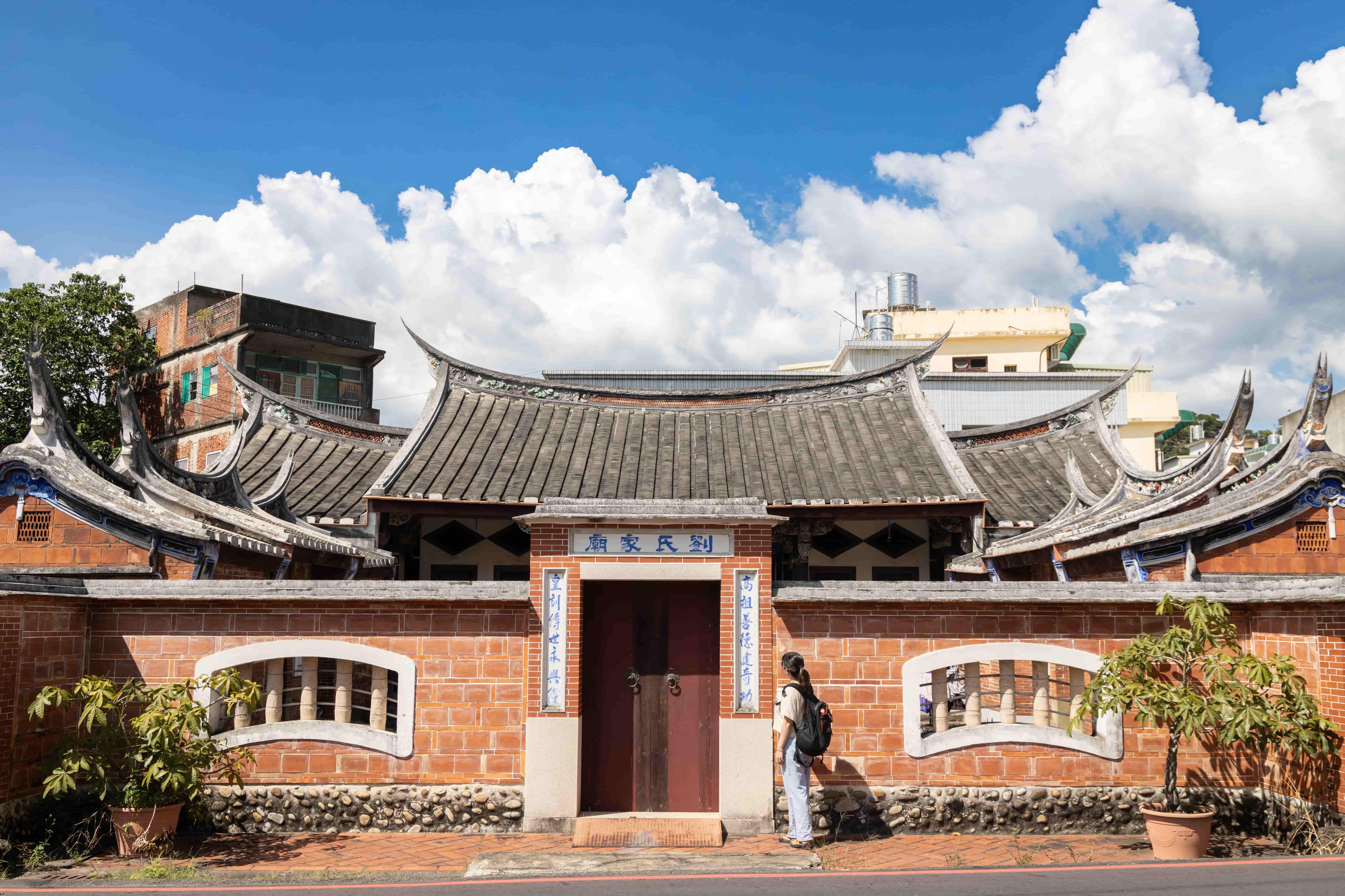 新埔鎮上的古屋「劉氏家廟」，有著功名多、匾額多、燕尾多的三多特色。