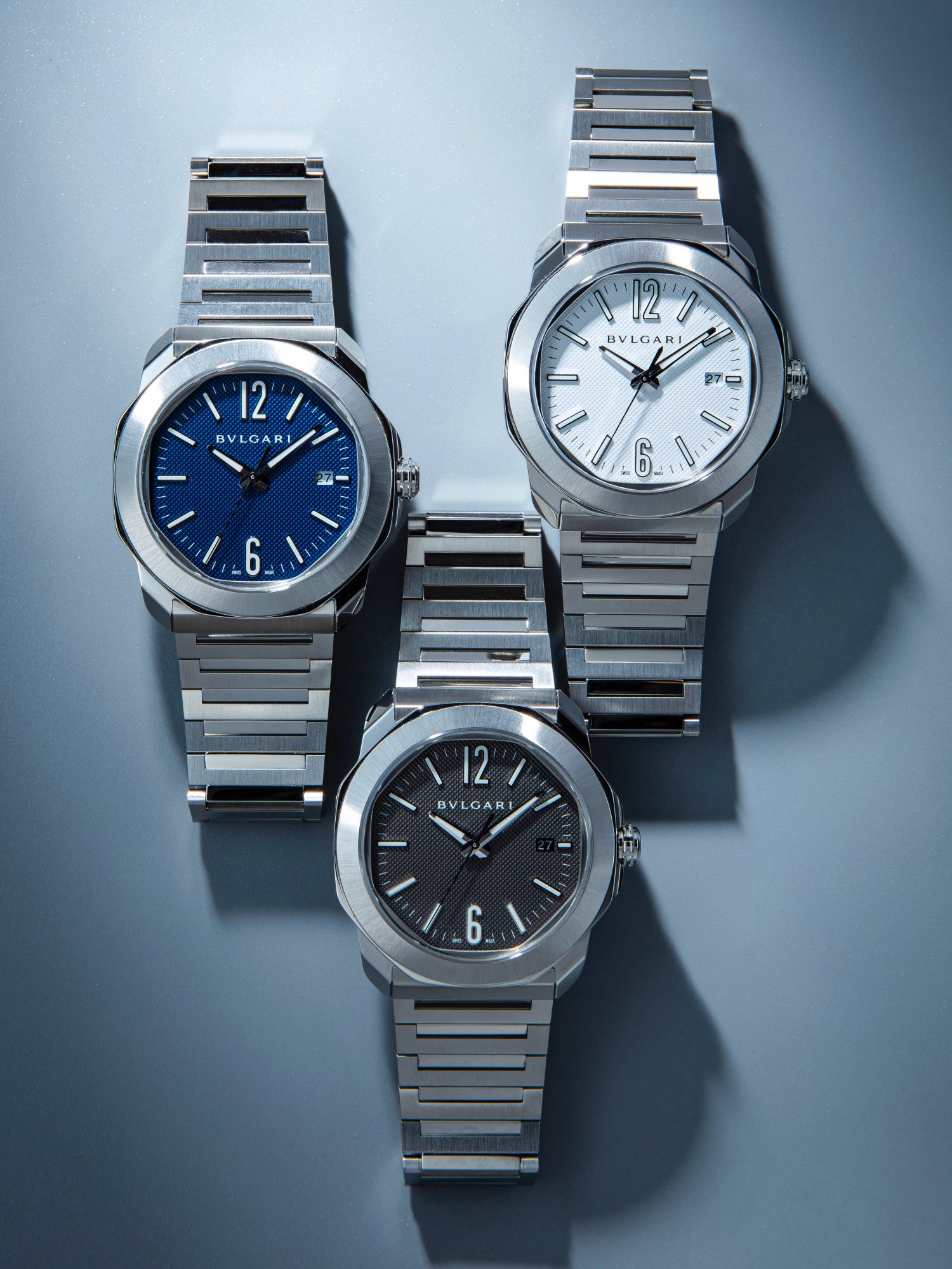 BVLGARI的Octo Roma Automatic 大三針日曆錶款，除了有似圓非圓的八角錶殼與切面錶耳的結構，更是Octo系列首款附錶帶快拆結構的錶款，可自行更換鍊帶或彩色橡帶。面盤更首度採用巴黎釘紋裝飾。錶徑41mm，防水達100米。定價約NT$229,700。