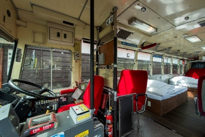▲巴士內部成為第2間寢室，可供3人入睡。　圖：東海巴士／來源