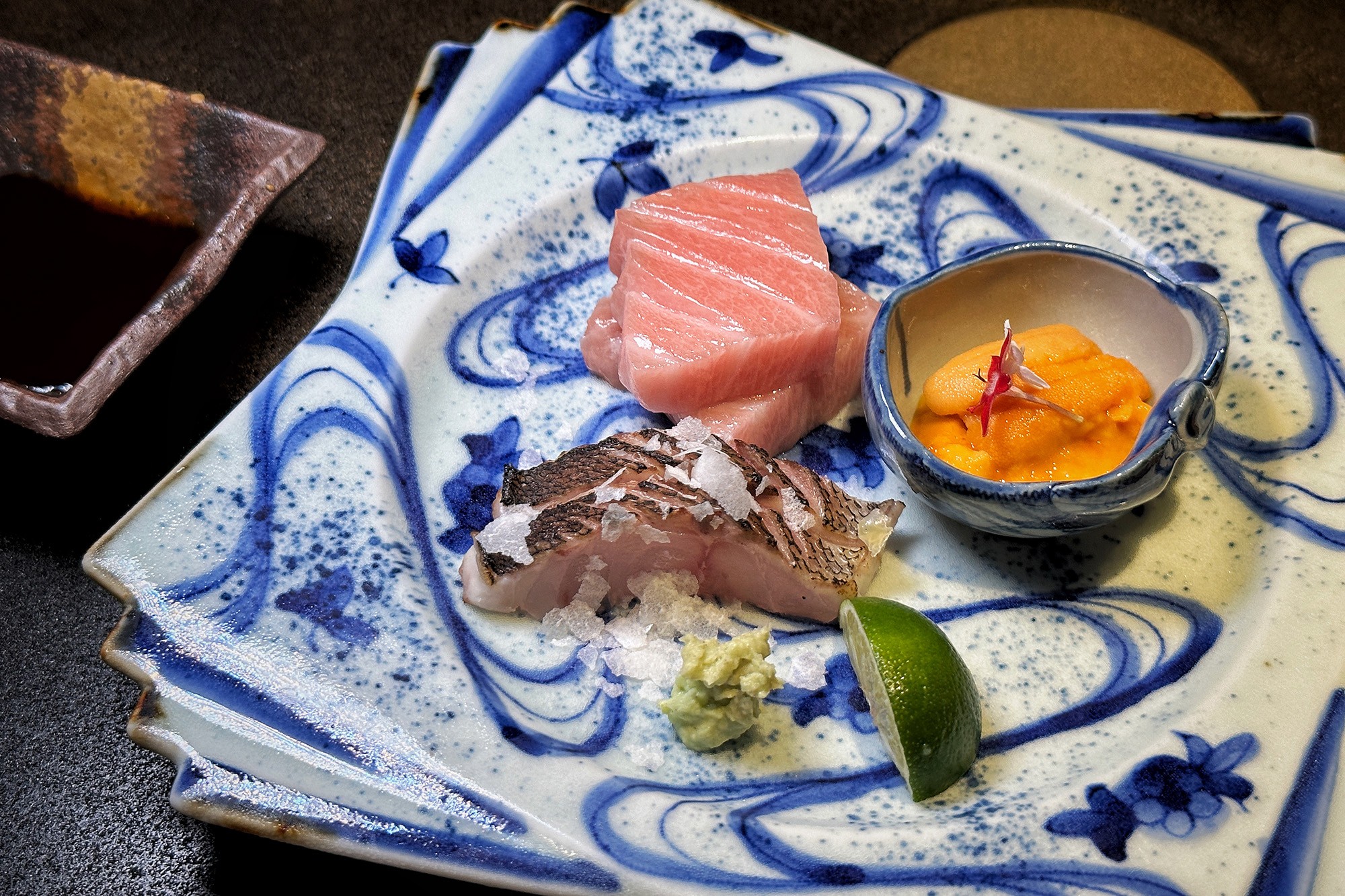 以醬油調味過的長崎鮪魚、黃雞魚生魚片與北海道海膽，吃得到當令漁獲食材的鮮美。（3,880元起／人）